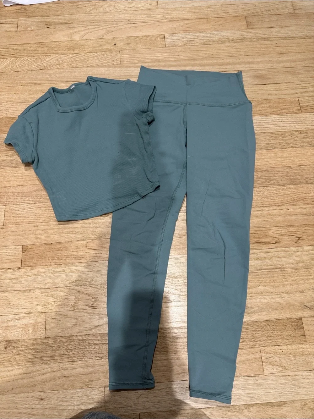 ALO Yoga Women's Crop Tee and High-Waist Leggings Set - Teal Green